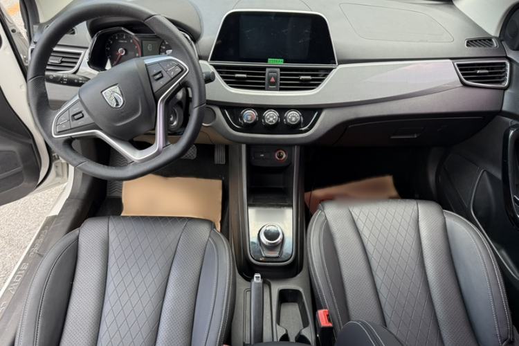 Used Baojun 310W 2018 1.5L Automatic Luxury Version China V Interior 9