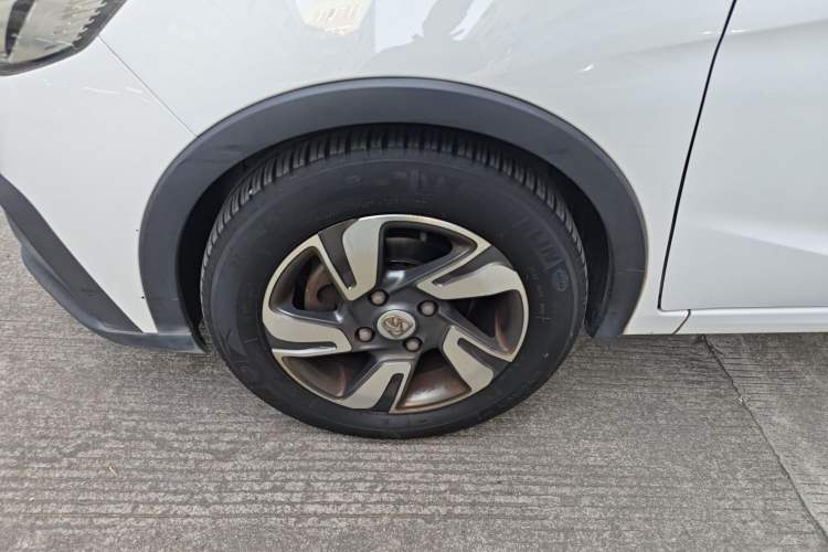Used Baojun 310W 2018 1.5L Automatic Luxury Version China V Left Front Wheel Hub