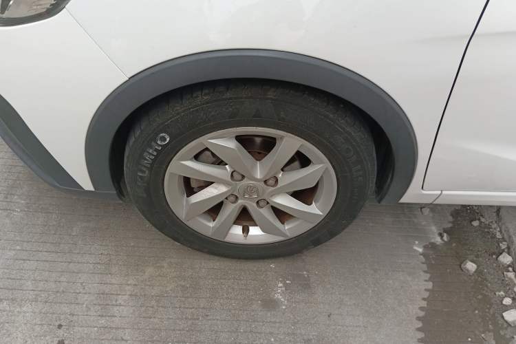 Used Baojun 310W 2018 1.5L Automatic Fashion Version China V Emission Standard Left Front Wheel Hub