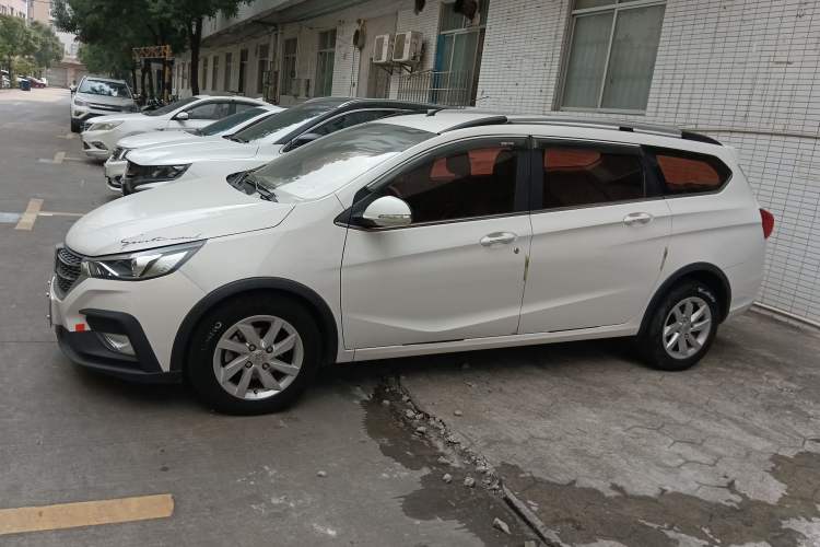 Used Baojun 310W 2018 1.5L Automatic Fashion Version China V Emission Standard Left Side