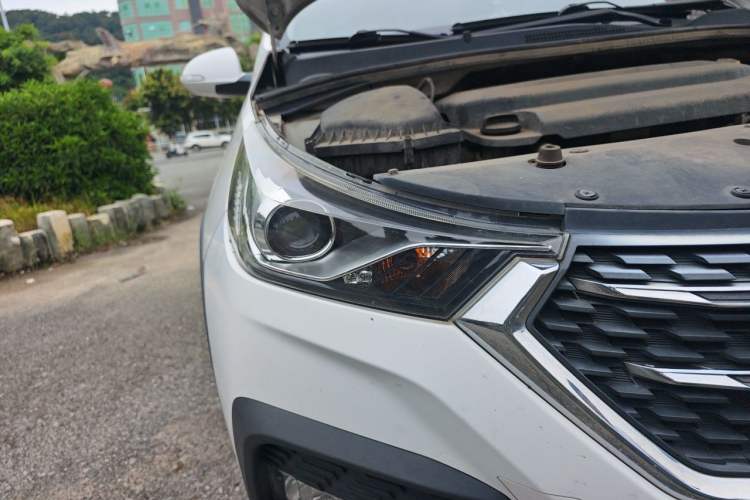 Used Baojun 310W 2018 1.5L Automatic Luxury Version China VI Emission Standard Right Front Headlight