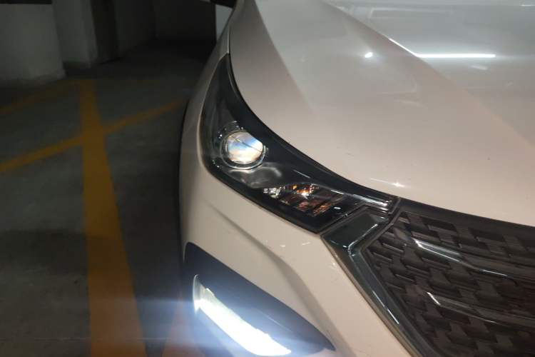 Used Baojun 310W 2018 1.5L Automatic Luxury Version China VI Emission Standard Right Front Headlight