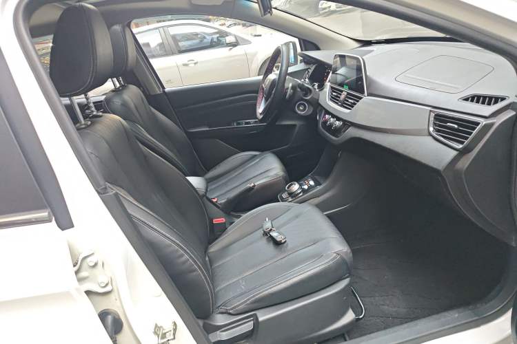 Used Baojun 310W 2018 1.5L Automatic Luxury Version China V Right Front Seat