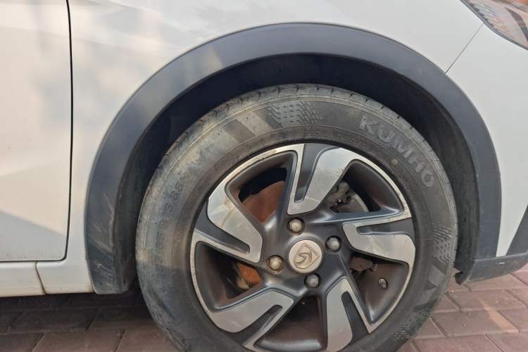 Used Baojun 310W 2018 1.5L Automatic Luxury Version China V Right Front Wheel Hub