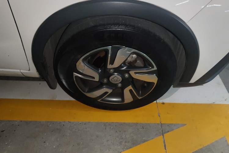 Used Baojun 310W 2018 1.5L Automatic Luxury Version China VI Emission Standard Right Front Wheel Hub