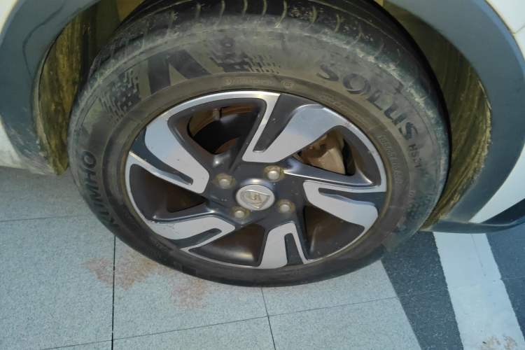 Used Baojun 310W 2018 1.5L Automatic Luxury Version China VI Emission Standard Right Front Wheel Hub