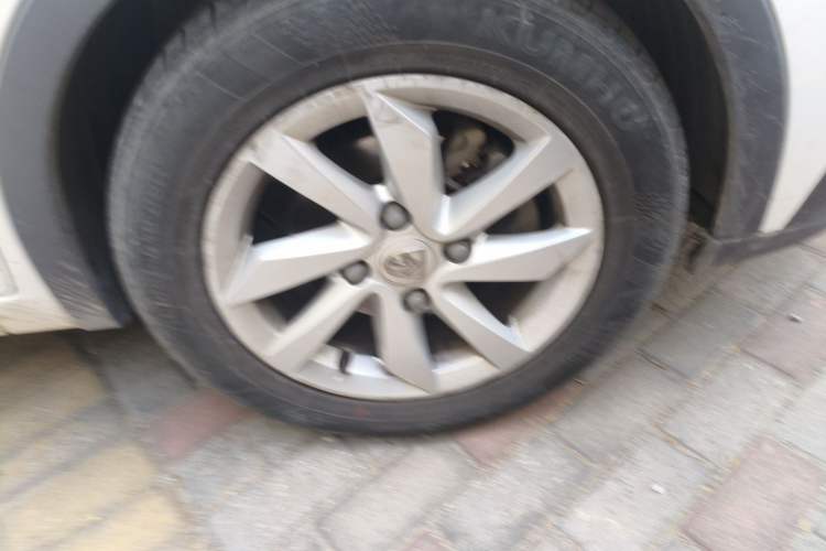 Used Baojun 310W 2018 1.5L Automatic Fashion Edition China VI Right Front Wheel Hub