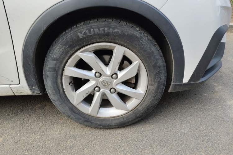 Used Baojun 310W 2018 1.5L Automatic Fashion Edition China VI Right Front Wheel Hub