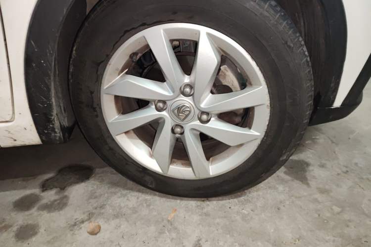 Used Baojun 310W 2018 1.5L Automatic Fashion Edition China VI Right Front Wheel Hub