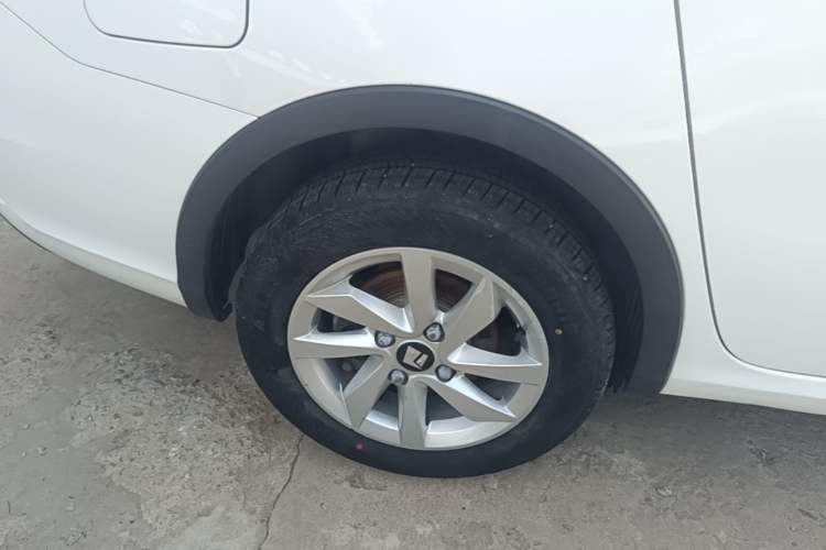 Used Baojun 310W 2018 1.5L Automatic Fashion Edition China VI Right Rear Wheel Hub