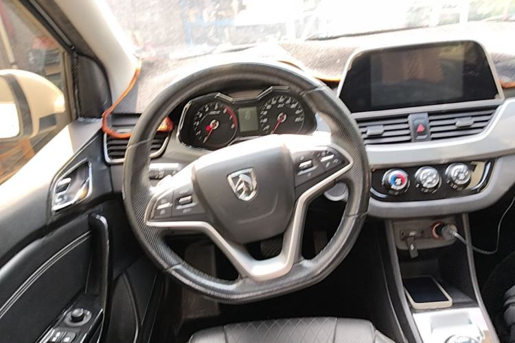 Used Baojun 310W 2018 1.5L Automatic Luxury Version China V Steering Wheel