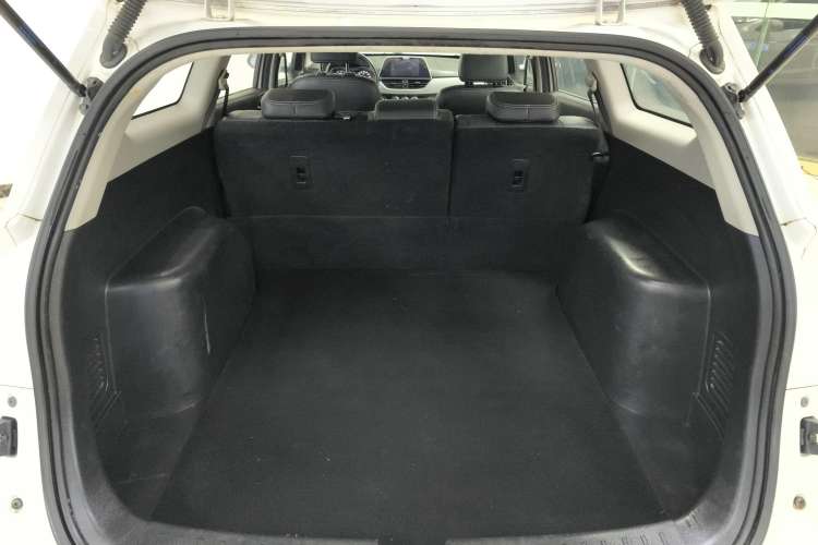 Used Baojun 310W 2018 1.5L Automatic Fashion Version China V Emission Standard Trunk