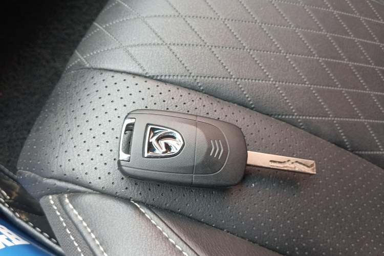 Used Baojun 310W 2018 1.5L Automatic Fashion Version China V Emission Standard Vehicle Key