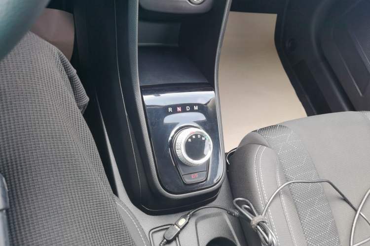 Used Baojun 310W 2020 1.5L Automatic Enjoyment Version China VI Emission Standard Gear Lever