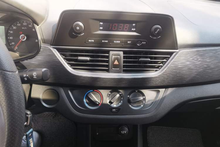 Used Baojun 310W 2020 1.5L Automatic Enjoyment Version China VI Emission Standard Audio And AC Panel