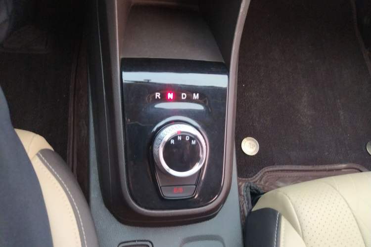 Used Baojun 310W 2020 1.5L Automatic Enjoyment Version China VI Emission Standard Gear Lever