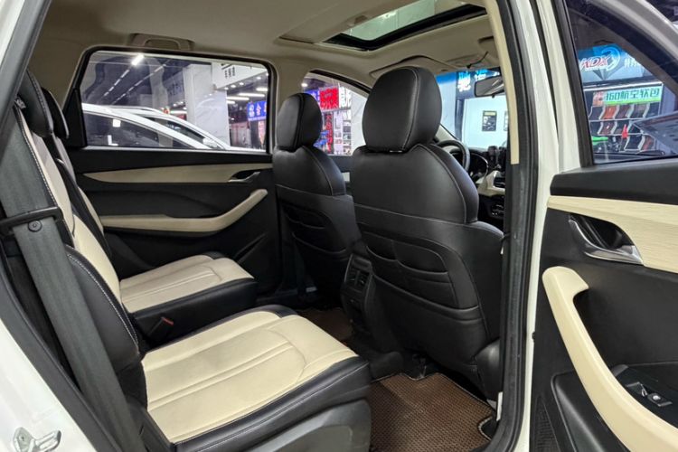 Used Baojun 360 2018 1.5L Automatic Luxury Version China V Interior 9