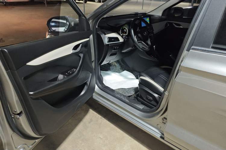 Used Baojun 360 2019 1.5L CVT Luxury Model China VI Emission Standard Driver Seat