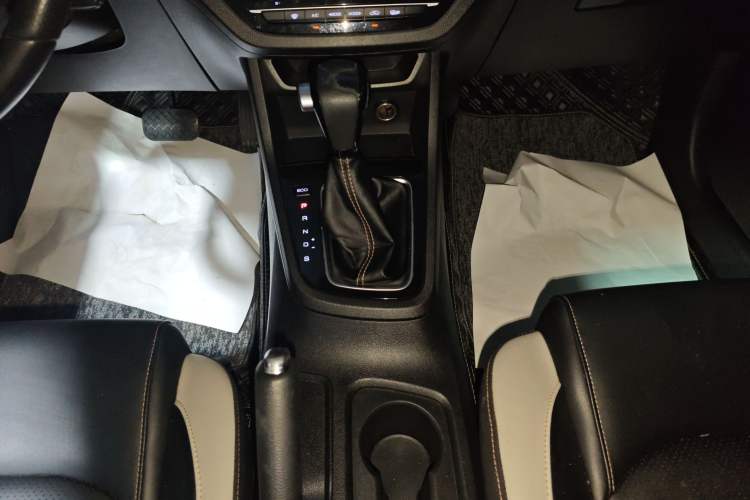 Used Baojun 360 2019 1.5L CVT Luxury Model China VI Emission Standard Gear Lever