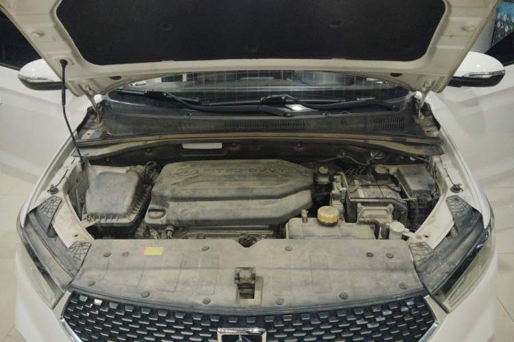 Used Baojun 360 2019 1.5L CVT Luxury Model China VI Emission Standard Engine Bay