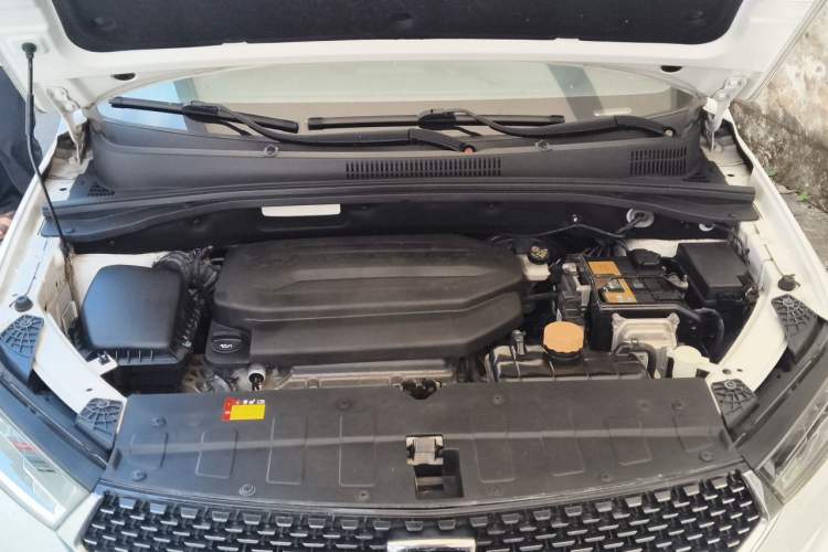 Used Baojun 360 2019 1.5L CVT Luxury Model China VI Emission Standard Engine Bay