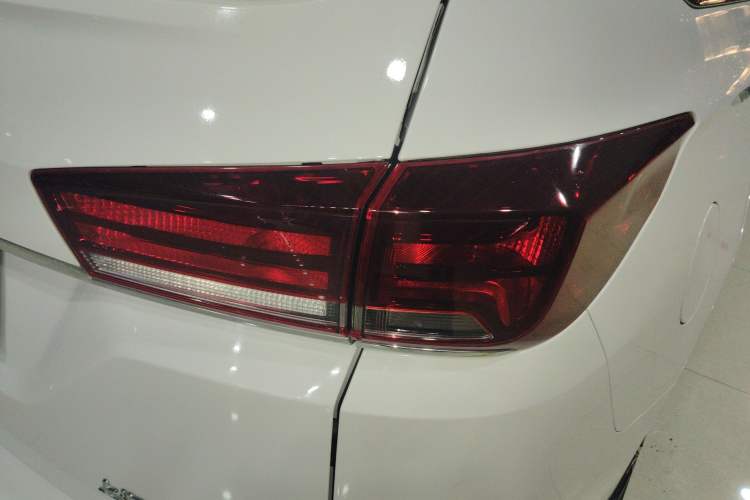 Used Baojun 360 2019 1.5L CVT Luxury Model China VI Emission Standard Exterior 6