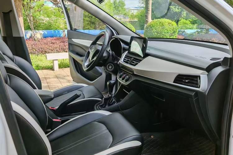 Used Baojun 360 2019 1.5L CVT Elite Version China VI Interior 3