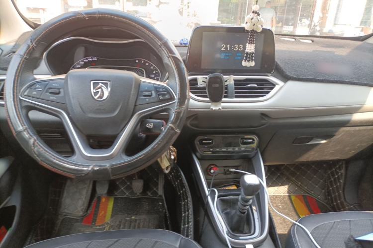 Used Baojun 510 2017 1.5L Manual Fashion Model Center Console