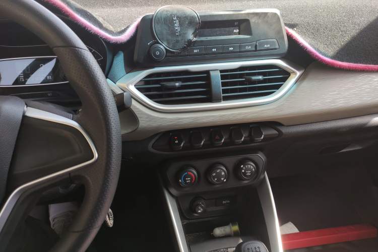 Used Baojun 510 2017 1.5L manual Comfort trim Audio And AC Panel