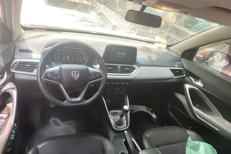 Used Baojun 510 2017 1.5L Manual Fashion Model Center Console