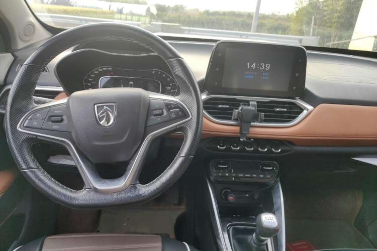 Used Baojun 510 2017 1.5L Manual Luxury Model Center Console