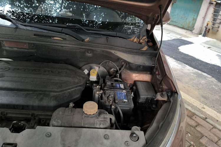 Used Baojun 510 2017 1.5L Manual Fashion Model Engine Bay Left