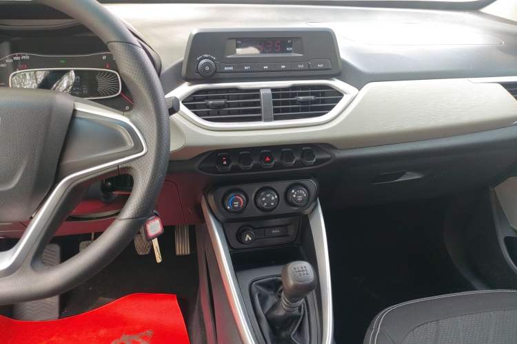 Used Baojun 510 2017 1.5L manual Comfort trim Audio And AC Panel