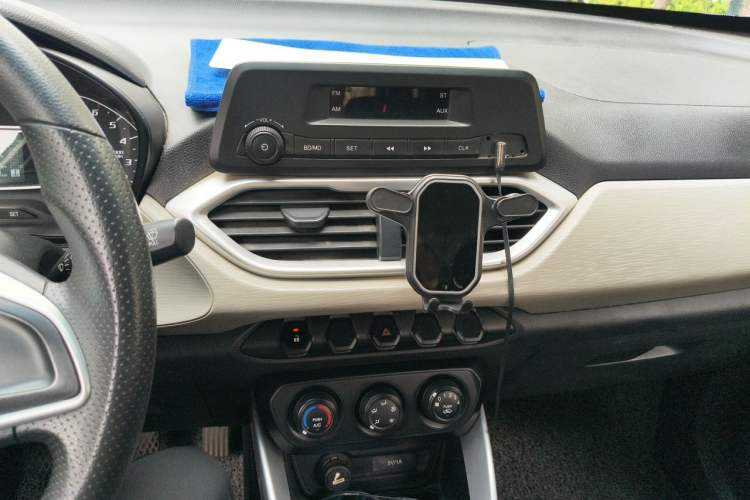 Used Baojun 510 2017 1.5L manual Comfort trim Audio And AC Panel
