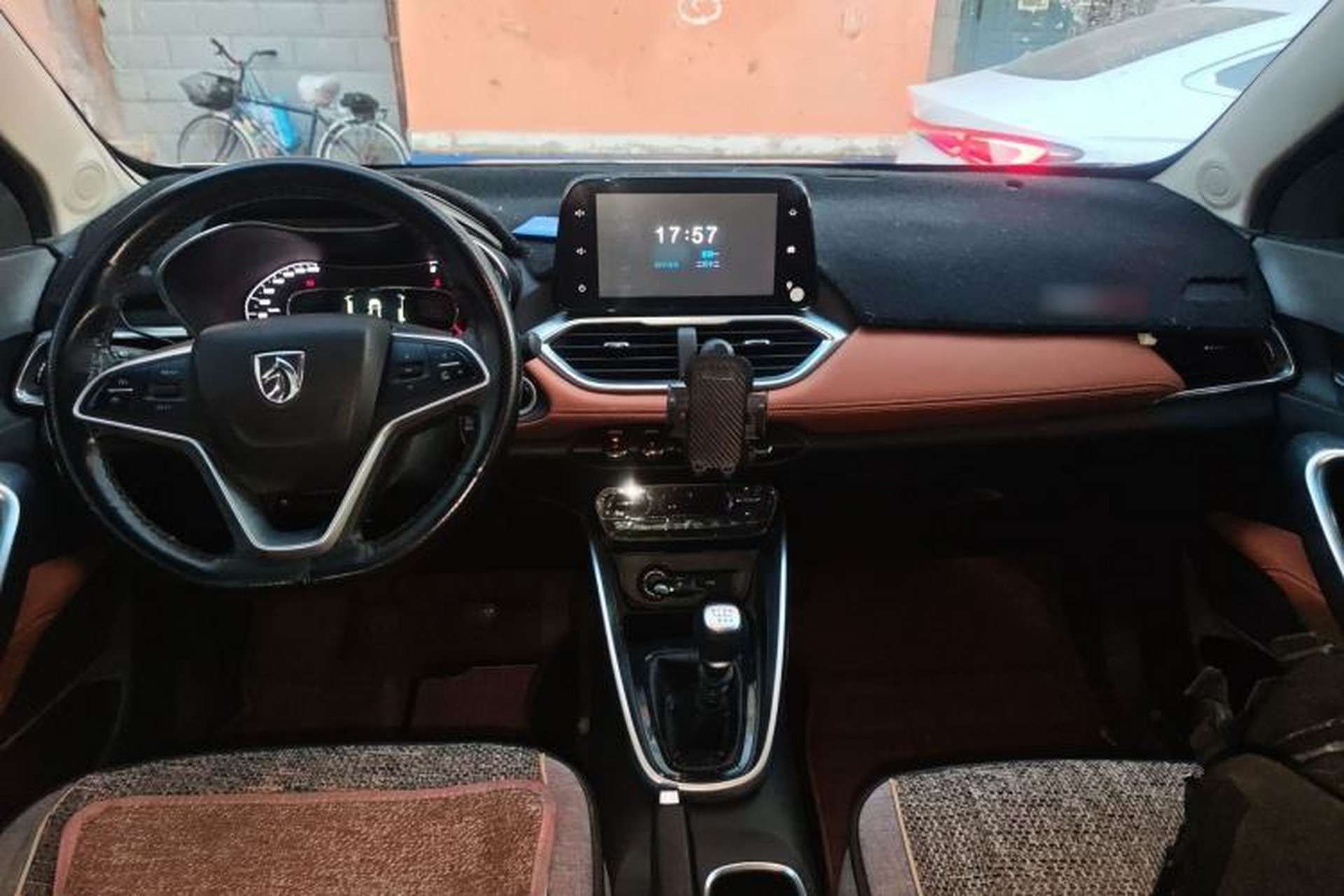 Used Baojun 510 2017 1.5L Manual Luxury Model Center Console