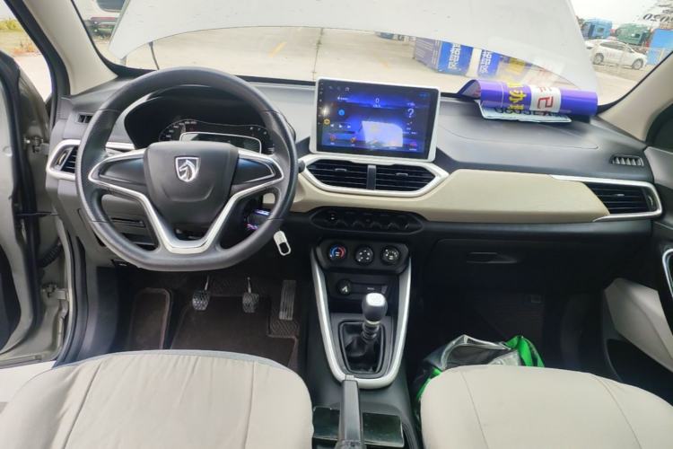 Used Baojun 510 2017 1.5L manual Comfort trim Center Console