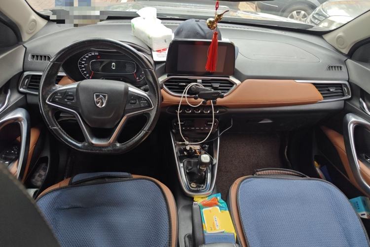 Used Baojun 510 2017 1.5L Manual Luxury Model Center Console
