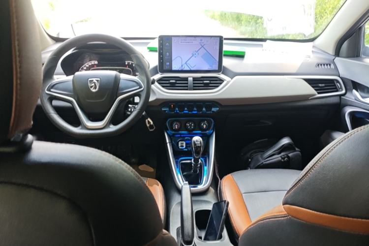 Used Baojun 510 2017 1.5L manual Comfort trim Center Console