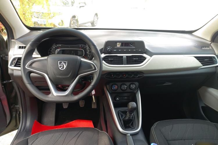 Used Baojun 510 2017 1.5L manual Comfort trim Center Console