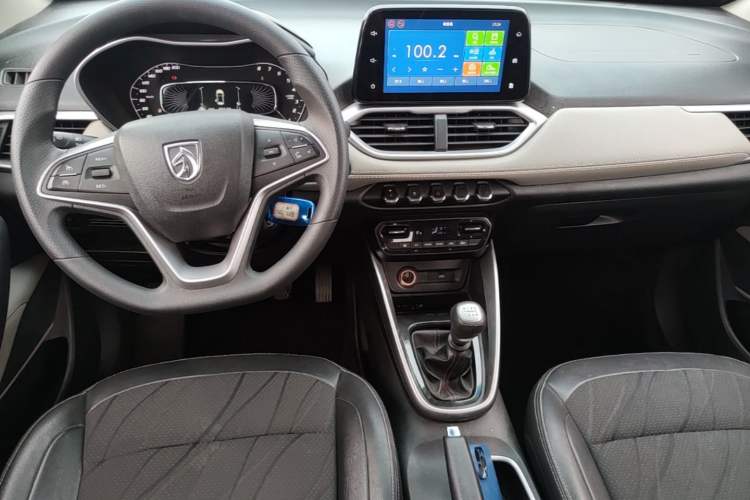 Used Baojun 510 2017 1.5L Manual Fashion Model Center Console