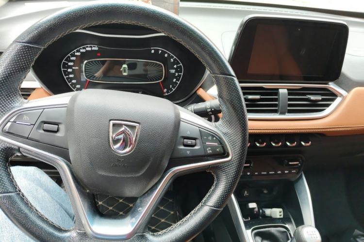 Used Baojun 510 2017 1.5L Manual Luxury Model Center Console
