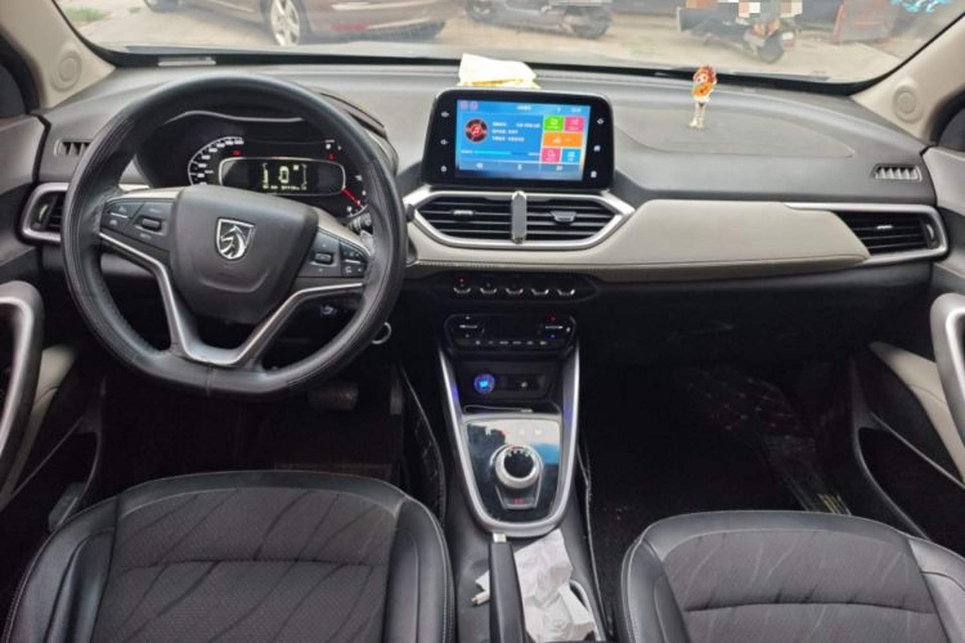 Used Baojun 510 2017 1.5L Automatic Fashion Model Center Console