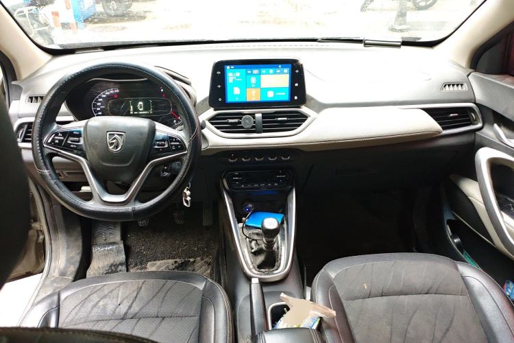 Used Baojun 510 2017 1.5L Manual Fashion Model Center Console