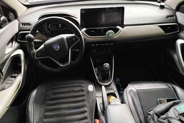 Used Baojun 510 2017 1.5L Manual Fashion Model Center Console