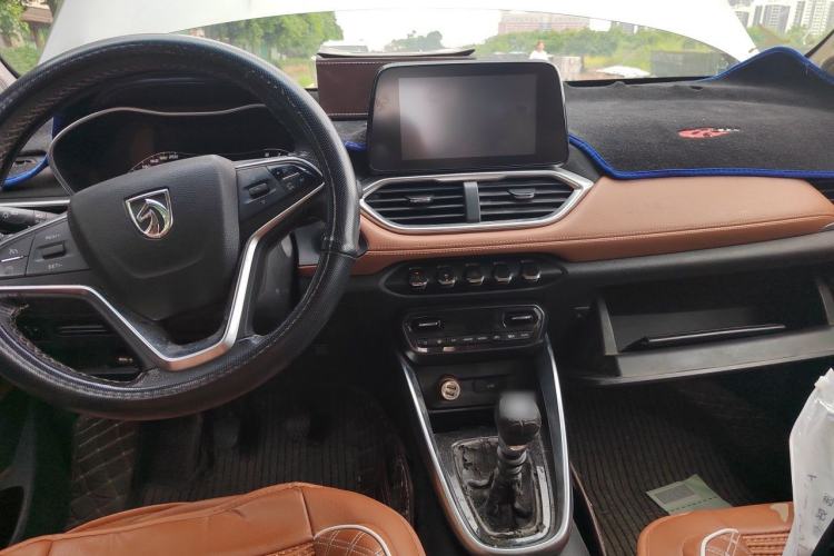 Used Baojun 510 2017 1.5L Manual Luxury Model Center Console