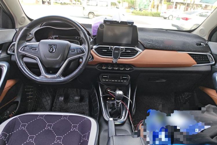 Used Baojun 510 2017 1.5L Manual Luxury Model Center Console