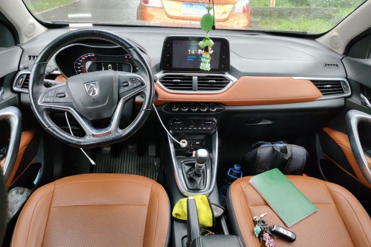 Used Baojun 510 2017 1.5L Manual Luxury Model Center Console