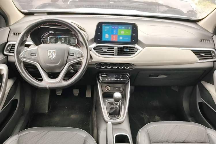 Used Baojun 510 2017 1.5L Manual Fashion Model Center Console