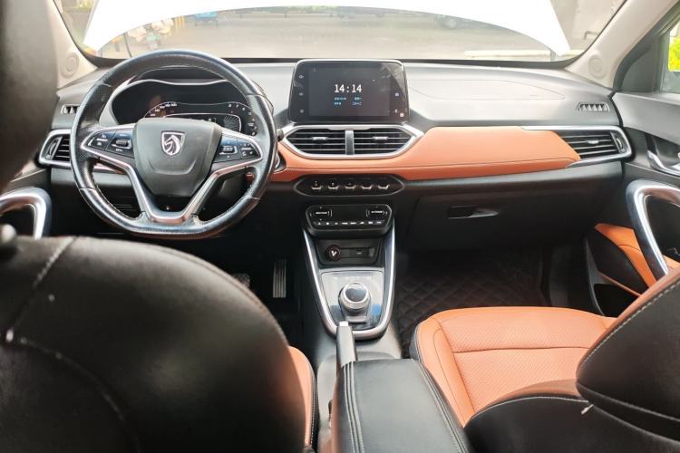 Used Baojun 510 2017 1.5L Automatic Luxury Model Center Console