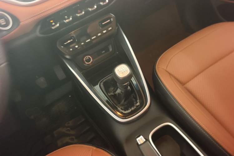 Used Baojun 510 2017 1.5L Manual Luxury Model Gear Lever